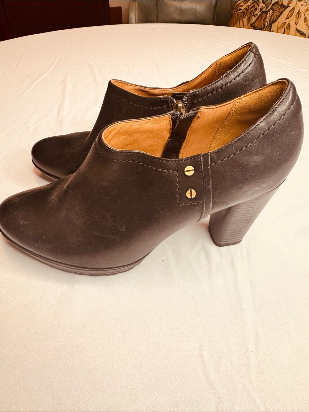 Clarks Lida Palmer Black Leather Ankle Booties Stacked Heel Side Rivets 9.5